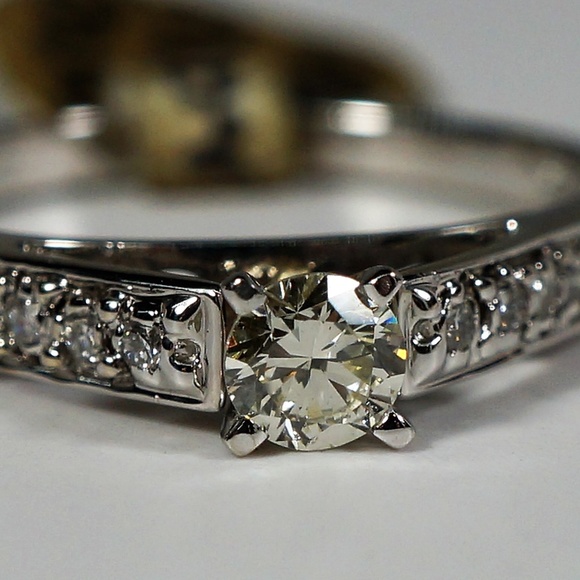 14KW gold Diamond ring - Picture 2 of 6